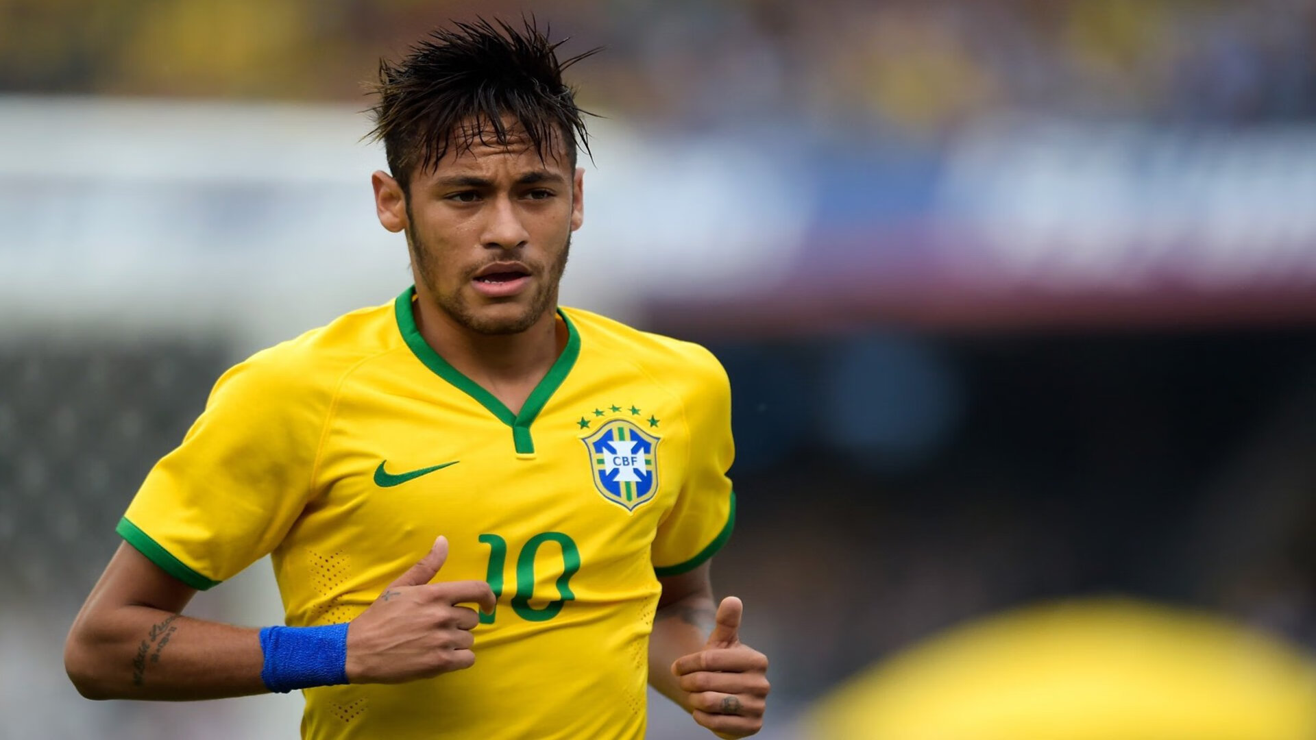 国足锋线球员体能训练效果突出,足球锋线球员